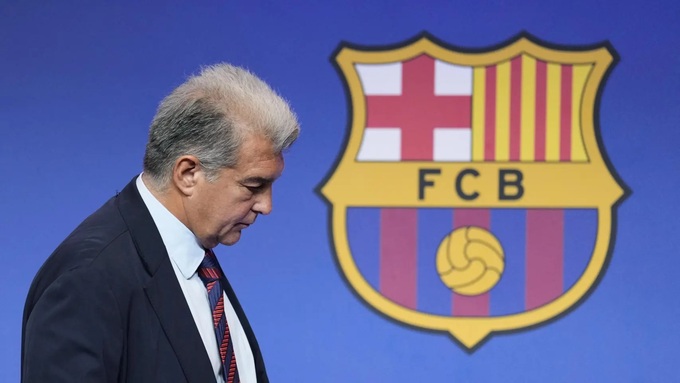 Ban lãnh đạo Barca, đứng đầu là chủ tịch Joan Laporta, đang đứng trước cuộc bỏ phiếu tín nhiệm từ phe đối lập.